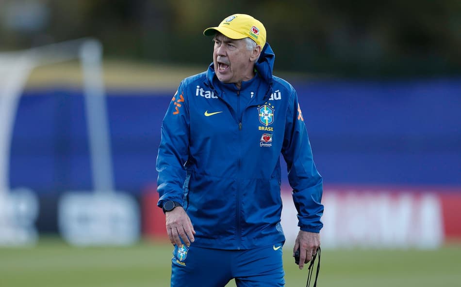 Carlo Ancelotti durante treino na Granja Comary, em Teresópolis