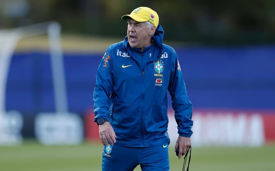 Carlo Ancelotti durante treino na Granja Comary, em Teresópolis