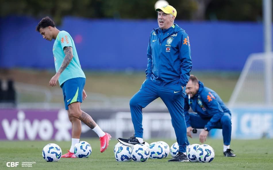 Carlo Ancelotti durante treino na Granja Comary, em Teresópolis
