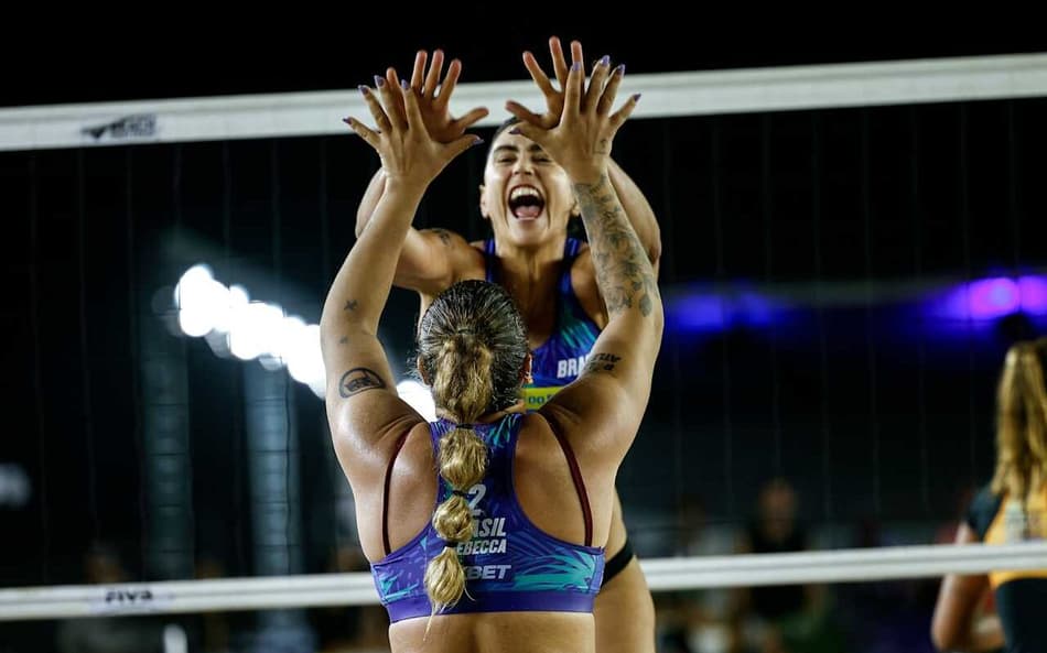 Carol e Rebecca comemoram ponto no Elite 16 (Foto: Divulgação)