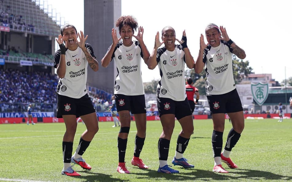 Jogadoras do Corinthians comemoram gol contra o Cruzeiro na final do Brasileirão Feminino
