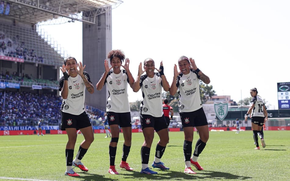 Jogadoras do Corinthians comemoram gol contra o Cruzeiro na final do Brasileirão Feminino