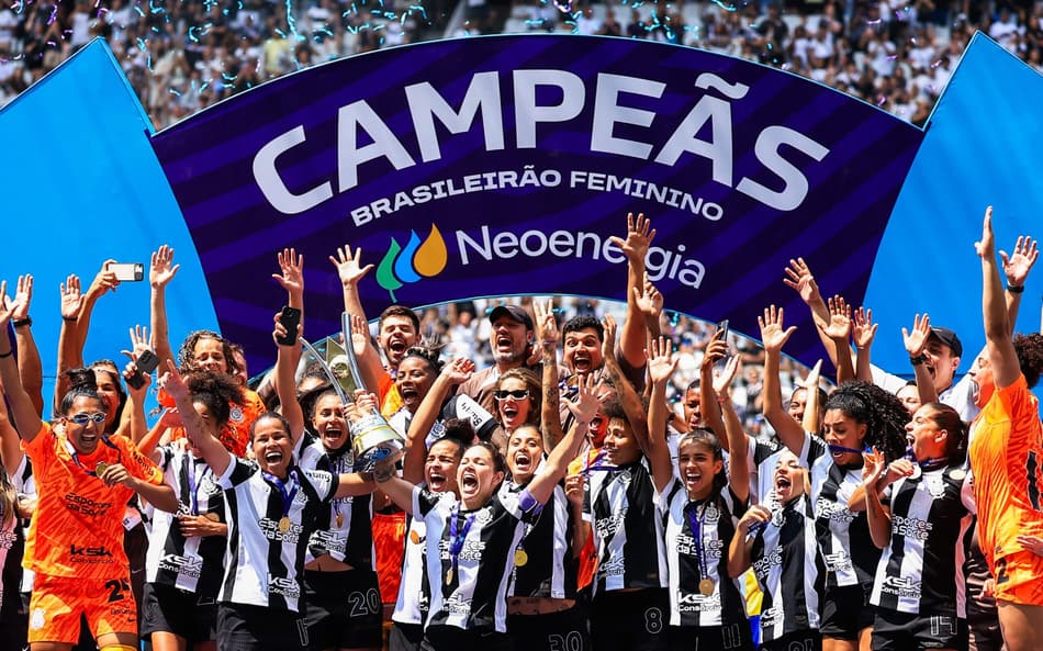 Jogadoras do Corinthians comemoram título do Brasileirão Feminino na Neo Química Arena (Foto: Alan Morici/AGIF)