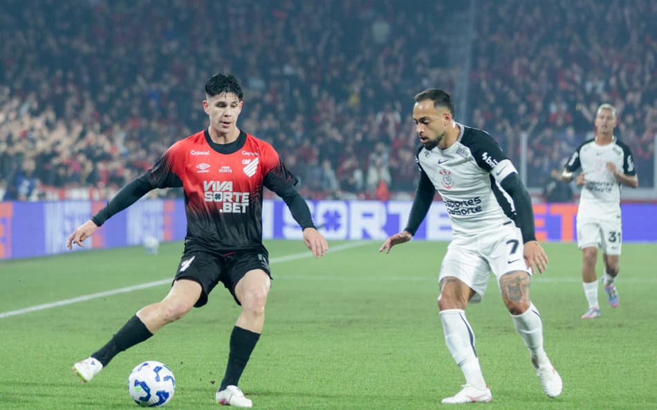 Zapelli, do Athletico-PR, disputa lance com Maycon, do Corinthians, durante partida na Arena da Baixada pela Copa do Brasil