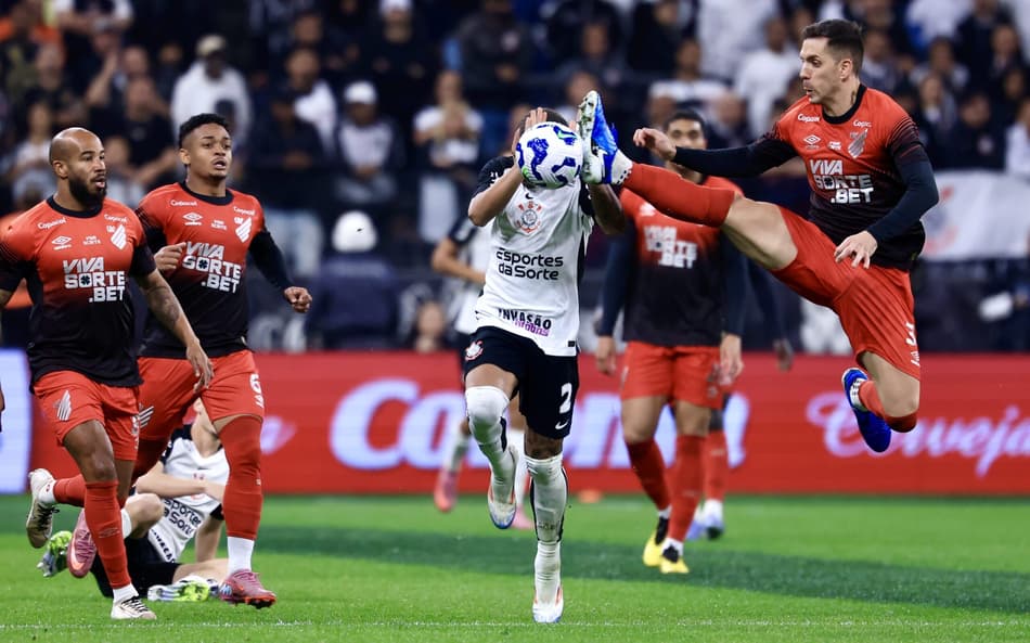 Matheuzinho, do Corinthians, disputa lance com jogador do Athletico-PR durante partida na Arena Corinthians pela Copa do Brasil