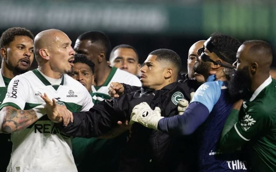 Briga no jogo entre Coritiba e Goiás. (Foto: Hedeson Alves/AGIF)
