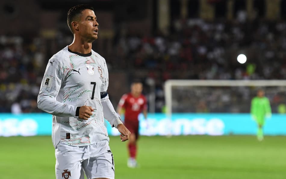 Cristiano Ronaldo fez dois gols no triunfo por 5 a 0 de Portugal sobre a Armênia (Foto: KAREN MINASYAN / AFP)
