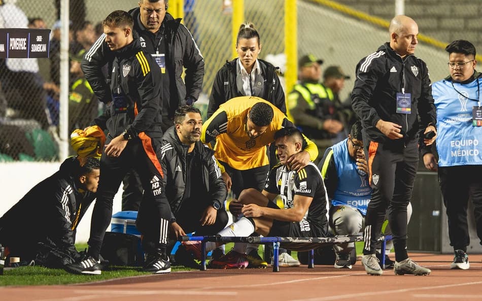 Cuello deixa o campo de maca após se lesionar na partida contra o Bolívar (Foto: Pedro Souza / Atlético-MG)