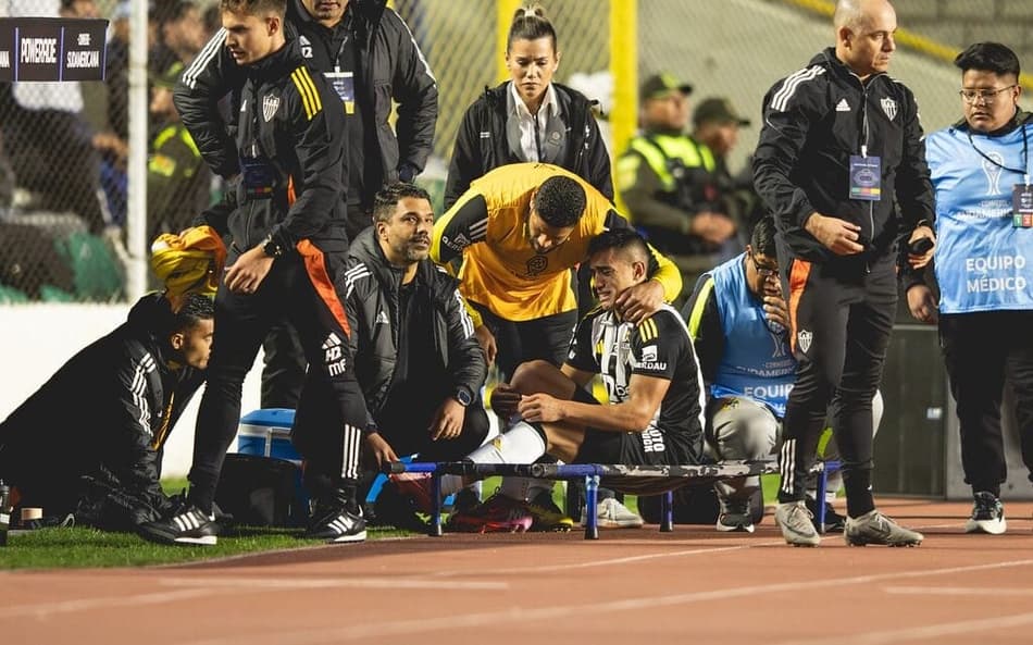 Cuello deixa o campo de maca após se lesionar na partida contra o Bolívar (Foto: Pedro Souza / Atlético-MG)