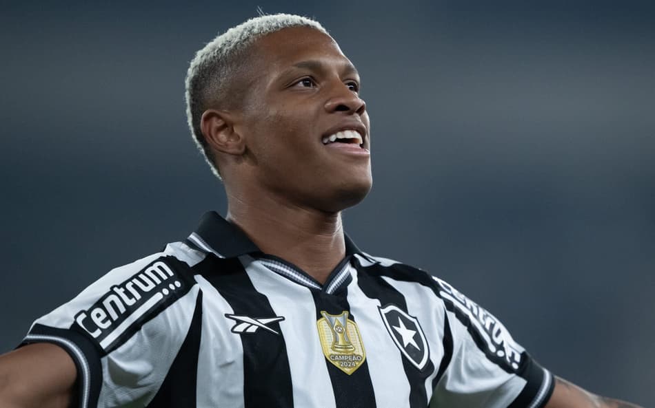 Danilo, do Botafogo, vai passar por exames (Foto:Jorge Rodrigues/AGIF)