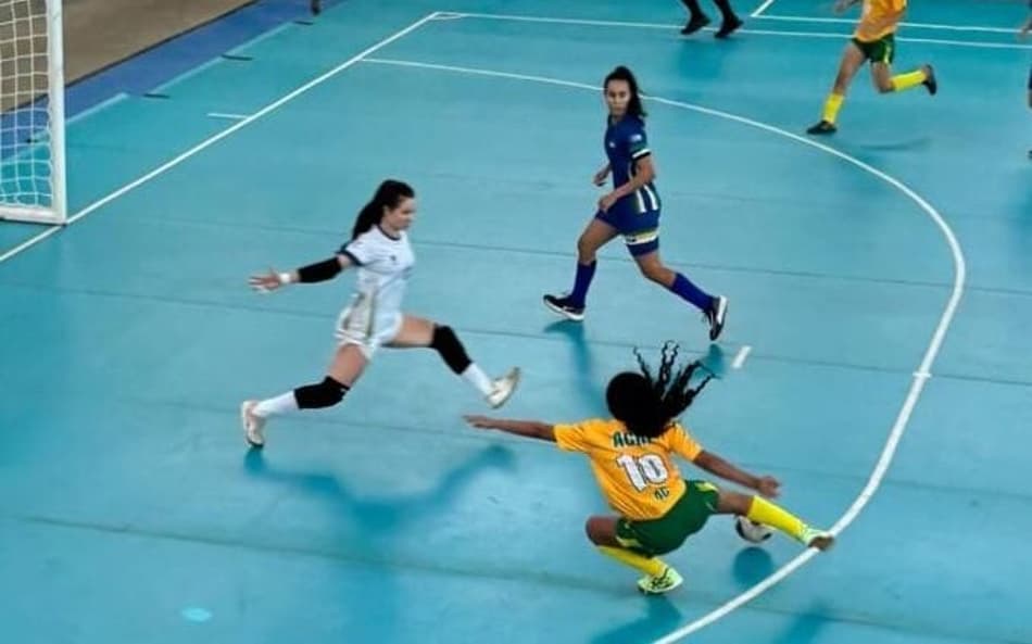 Uma das ótimas defesas de Thais Budzinski, goleira do Mato Grosso nos Jogos da Juventude (Foto: Gustavo Loio/Lance)