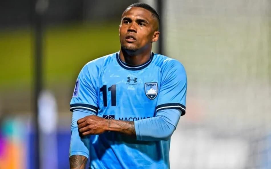 Douglas Costa em ação pelo Sydney FC