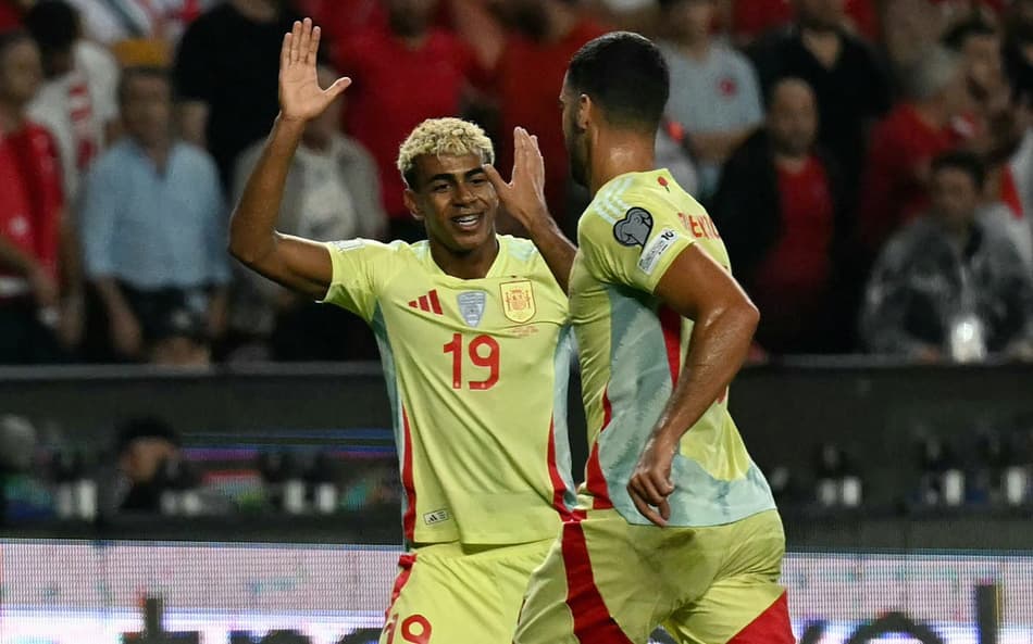 Lamine Yamal e Mikel Merino comemoram gol da Espanha contra a Turquia pelas Eliminatórias da Copa (Photo by OZAN KOSE / AFP)