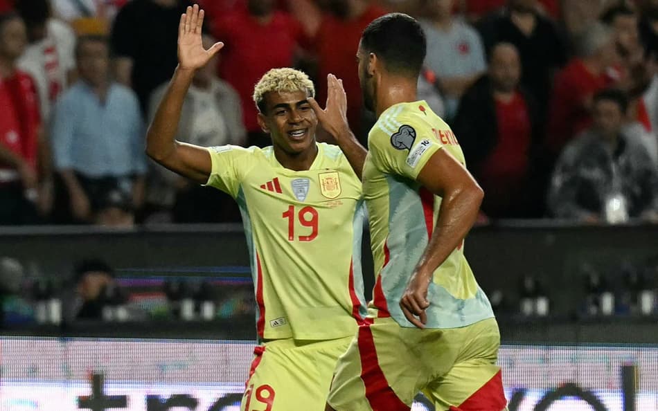 Lamine Yamal e Mikel Merino comemoram gol da Espanha contra a Turquia pelas Eliminatórias da Copa (Photo by OZAN KOSE / AFP)