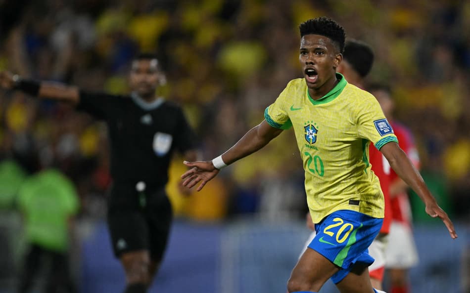 Estêvão comemora gol para o Brasil diante do Chile, no Maracanã