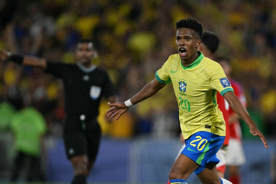 Estêvão comemora gol para o Brasil diante do Chile, no Maracanã