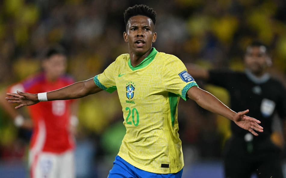 Estêvão comemora seu gol no jogo do Brasil contra o Chile no Maracanã pelas Eliminatórias