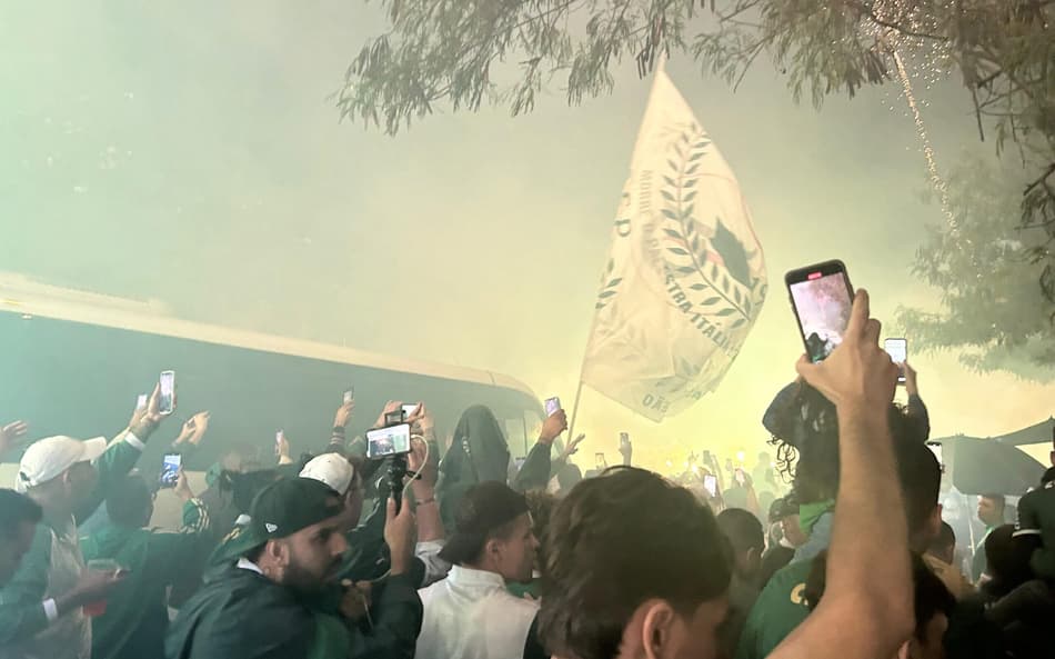 Torcida do Palmeiras faz corredor verde antes de duelo contra o River Plate