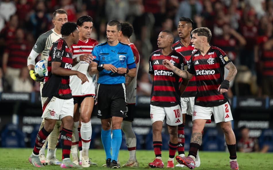 Andres Rojas foi bastante criticado por jogadores do Flamengo na Libertadores (Foto: Jorge Rodrigues/AGIF)