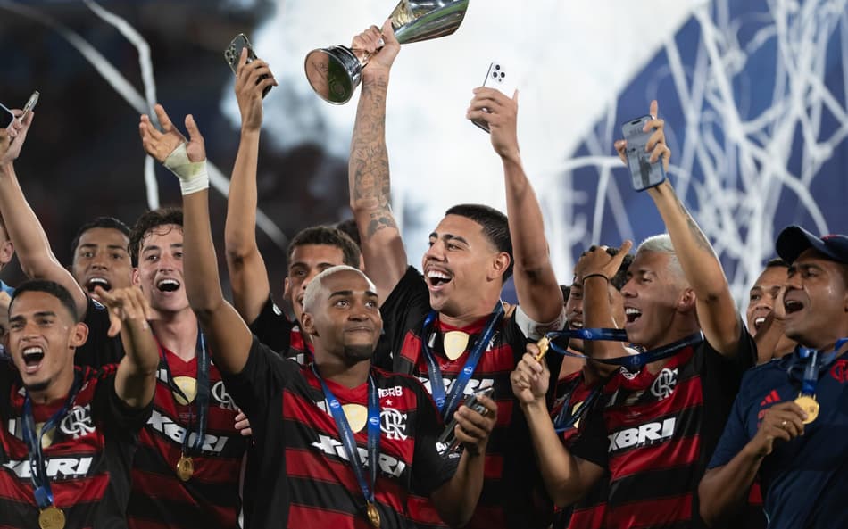 Jogadores do Flamengo comemoram a conquista do Mundial Sub-20 sobre o Barcelona