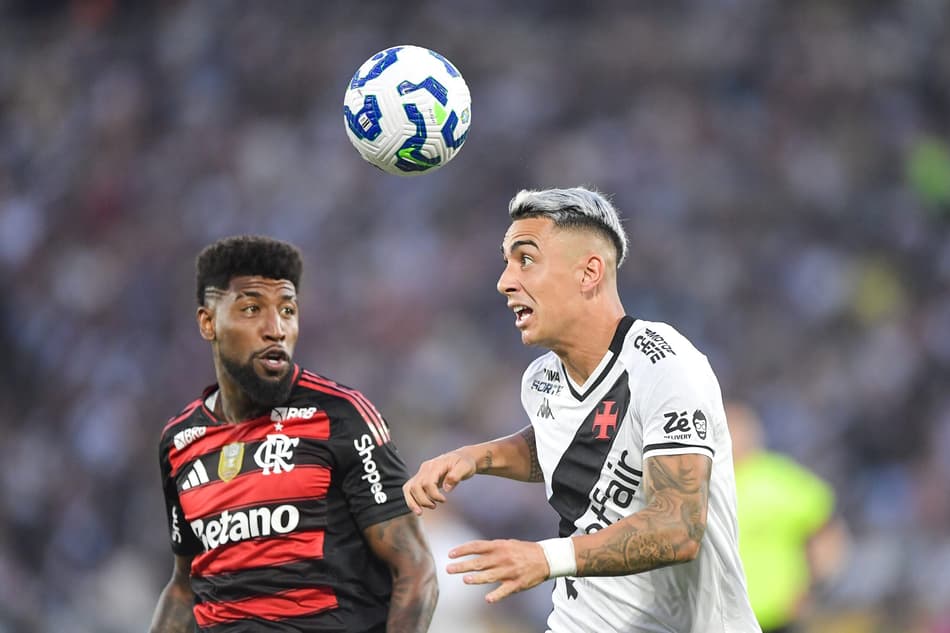 Emerson Royal, do Flamengo, disputa lance com Puma Rodriguez, do Vasco, no Maracanã pelo Brasileirão
