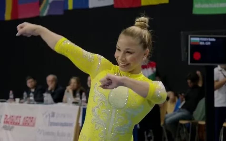 Flávia Saraiva comemora série na trave com dancinha na Copa do Mundo da Hungria