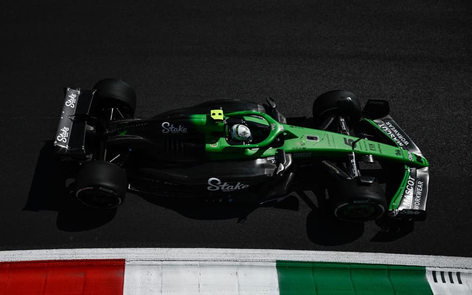 Gabriel Bortoleto em ação no primeiro treino livre do GP da Itália na F1 2025 (Foto: Philippe Lopez / AFP)