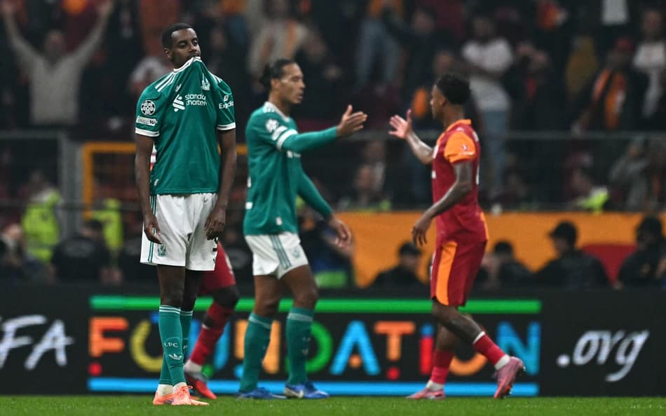 Pela Champions League, o Liverpool foi derrotado pelo Galatasaray por 1 a 0 (Foto: Ozan KOSE / AFP)