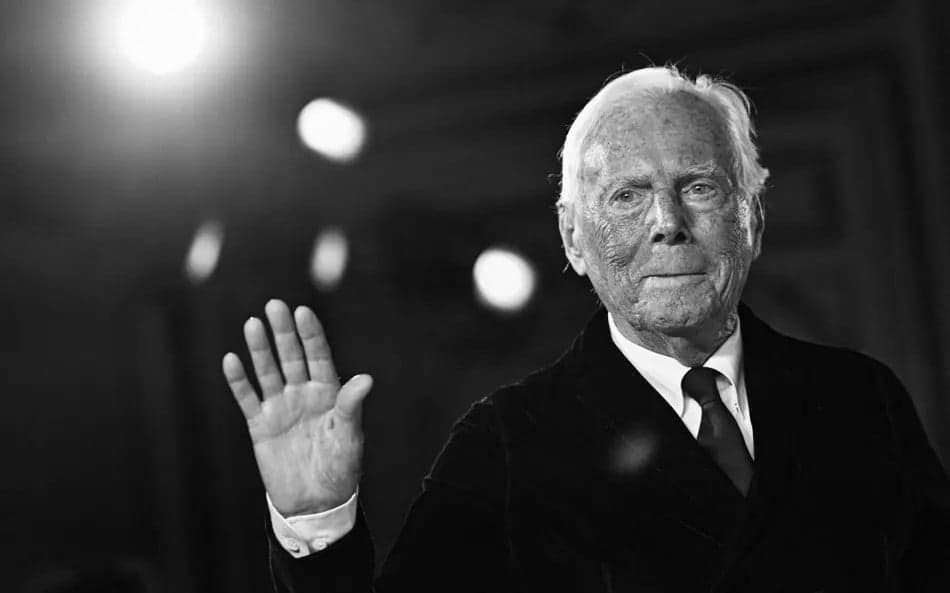 Luto Giorgio Armani em desfile de moda realizado em Paris, em 2025 (Foto: Julien De Rosa/AFP)