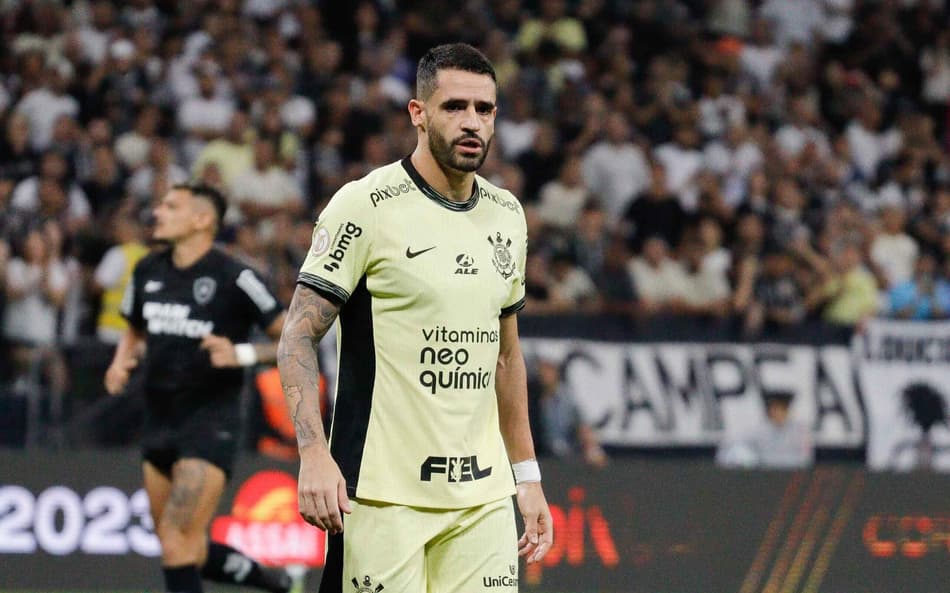 Ao contrário de Fábio Santos, Renato Augusto não tem saída definida do Corinthians