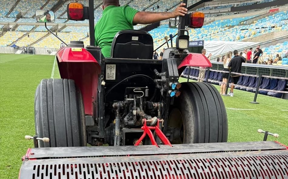 Máquina faz descompactação do gramado do Maracanã