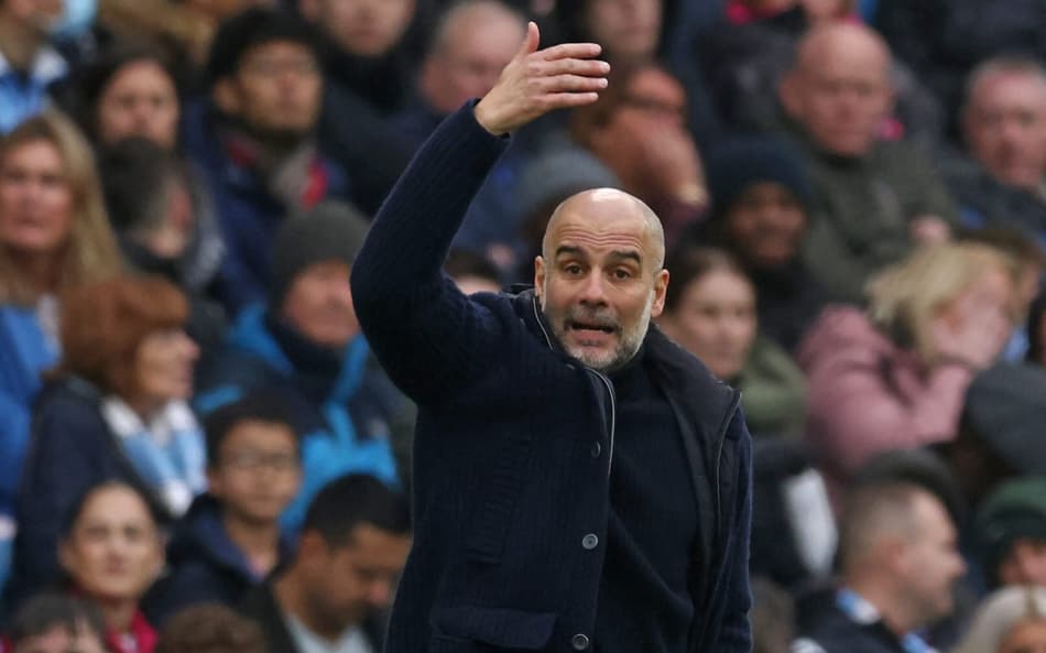 Guardiola à beira do campo no empate em 1 a 1 entre Manchester City e Everton, pela Premier League (Foto: Darren Staples / AFP)