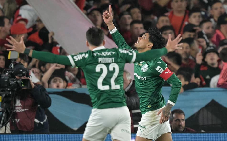 Gustavo Gómez comemora seu gol no jogo do Palmeiras contra o River Plate pelas quartas da Libertadores