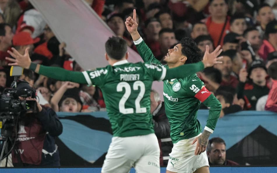 Gustavo Gómez comemora seu gol no jogo do Palmeiras contra o River Plate pelas quartas da Libertadores