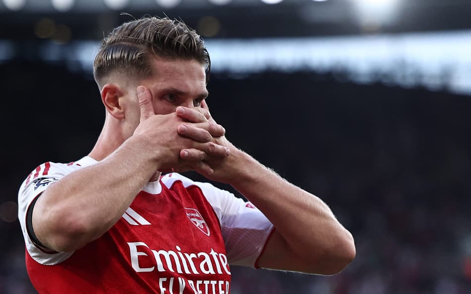 Viktor Gyökeres comemora o quinto gol do Arsenal contra o Leeds United, pela Premier League (Photo by HENRY NICHOLLS / AFP)