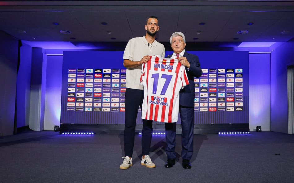 David Hancko em aprsentação pelo Atlético de Madrid (Foto: Divulgação/Atlético de Madrid)