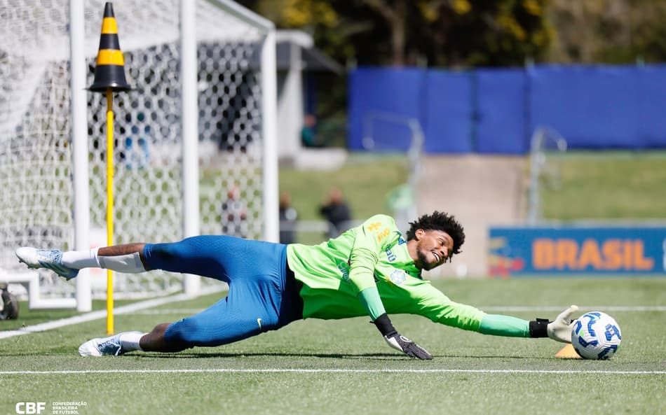 Hugo Souza está com a Seleção Brasileira na Granja Comary, em Teresópolis
