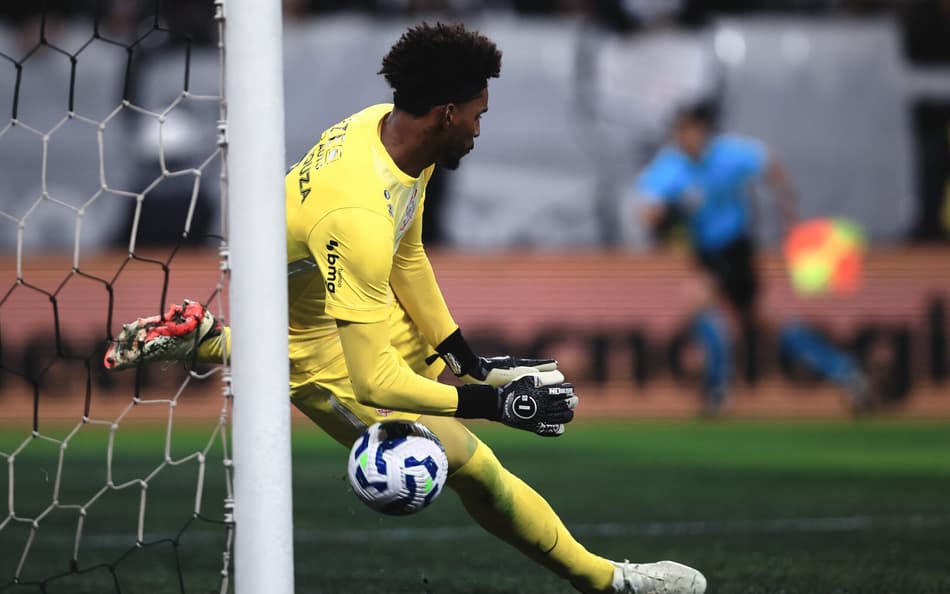 Hugo Souza defende pênalti no jogo do Corinthians contra o Athletico