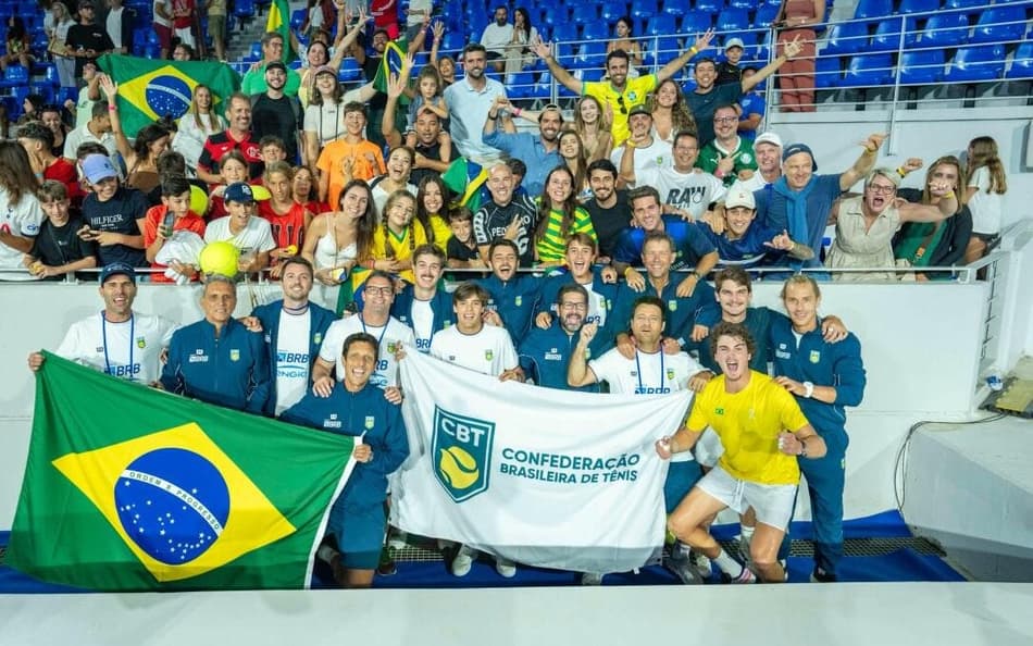 A delegação brasileira celebra a vaga em Atenas na Copa Davis (Divulgação/CBT)