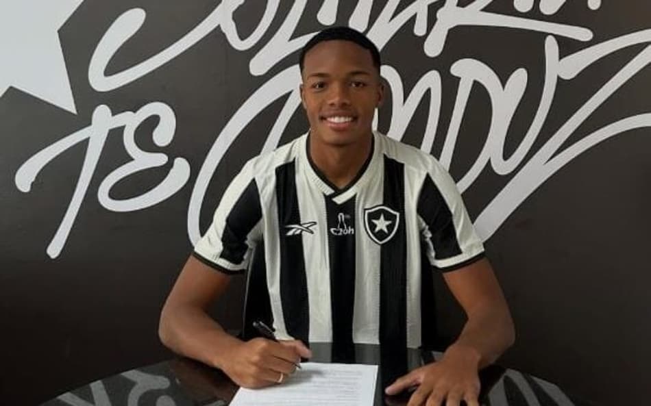 Lira assinou contrato profissional com o Botafogo (Foto: Reprodução/Redes sociais)