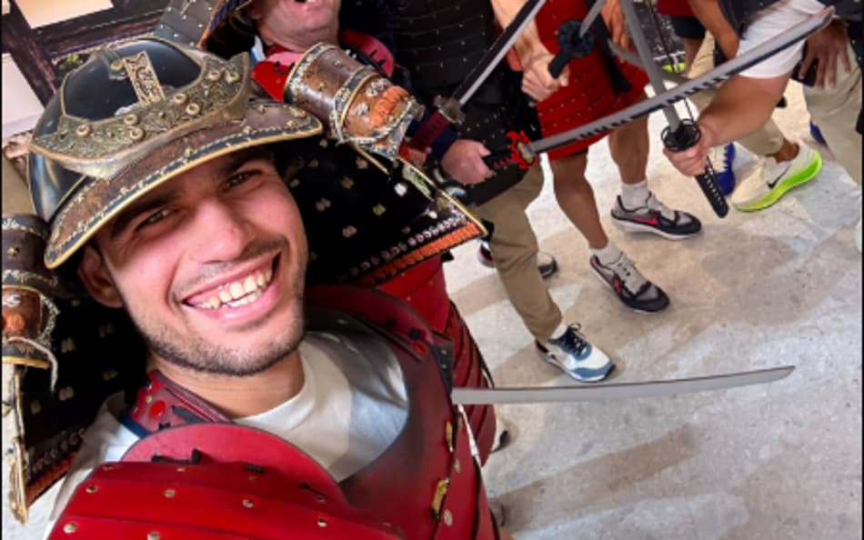Carlos Alcaraz em visita ao Museu Samurai Ninja, em Tóquio (Divulgação)