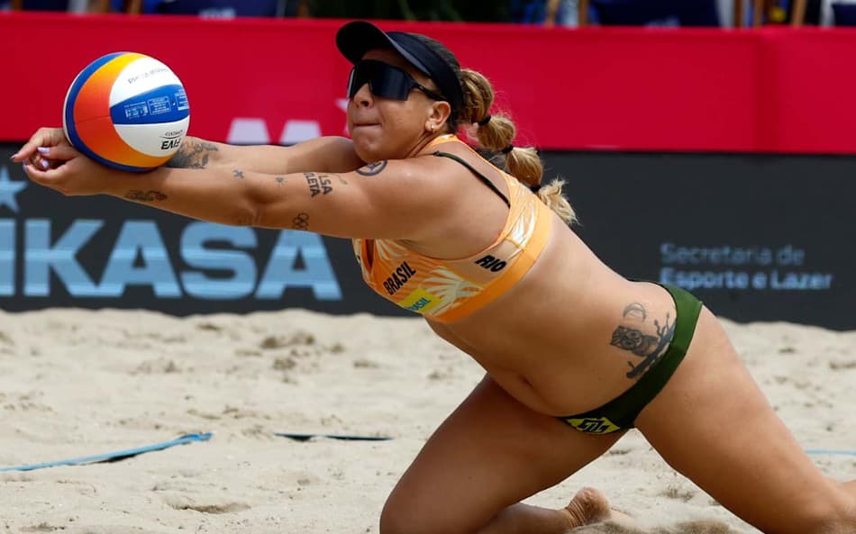 Rebecca na vitória nas quartas de final do Elite 16 de Vôlei de Praia (Foto: Divulgação)