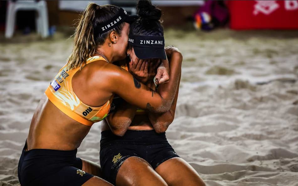 Thamela abraça Victoria após o triunfo sobre as italianas Gottardi e Orsi Toth em Copacabana (Foto: Divulgação)