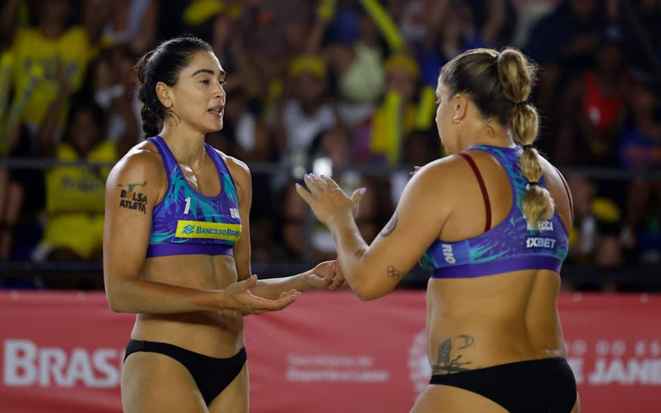 Carol (e) e Rebecca na vitória na final em Copacabana (Foto: Divulgação)