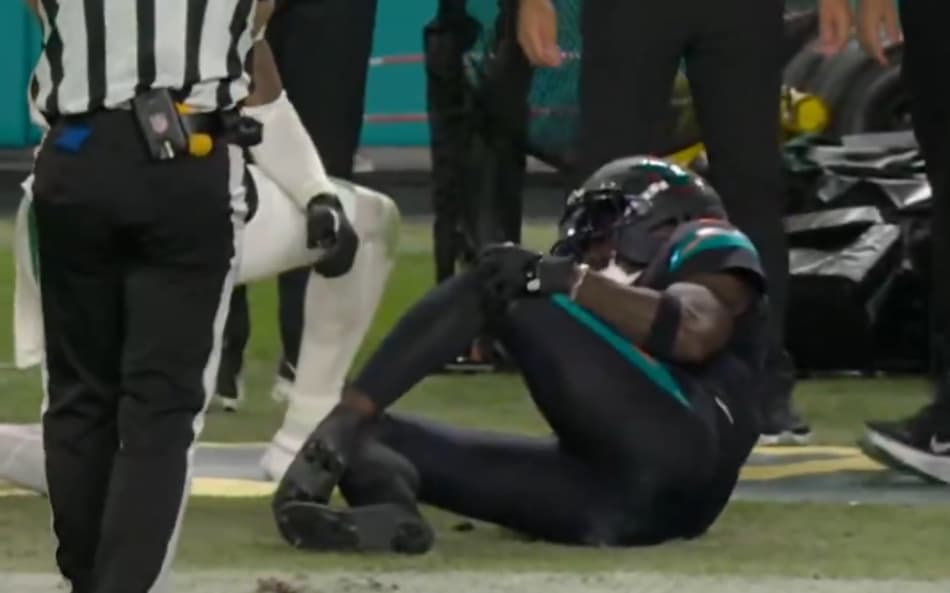 Tyreek Hill sofreu uma grave lesão no joelho esquerdo durante a partida da NFL (Foto: Reprodução)