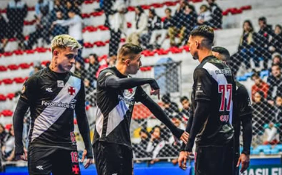 Jogadores do Vasco no empate em 3 a 3 com a Chapecoense, no Brasileiro de Futsal (Davi Corrêa/Divulgação)