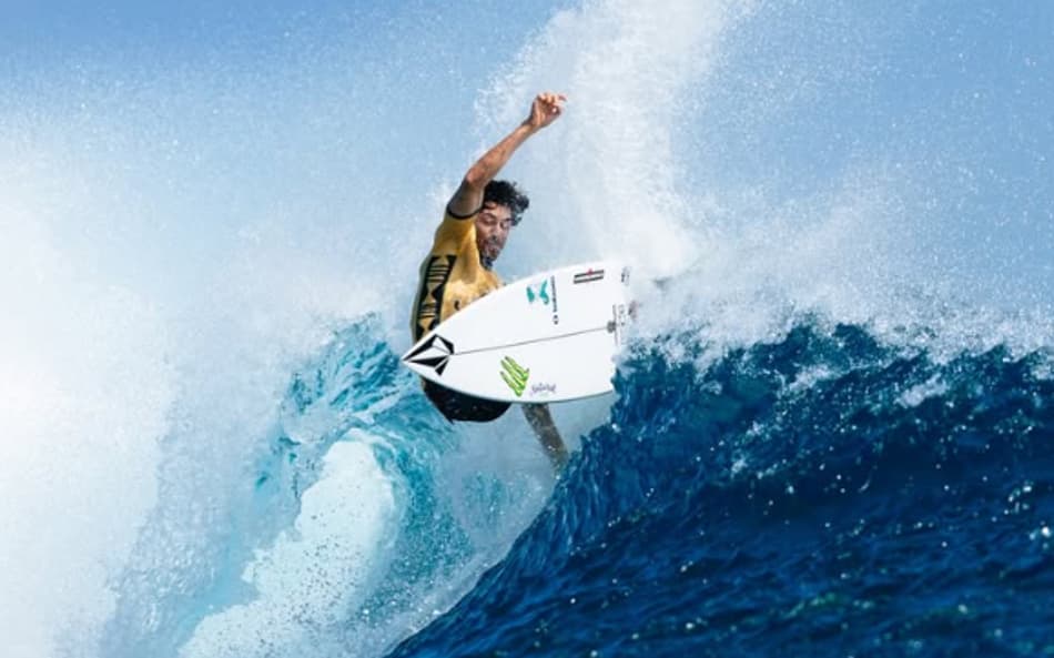 Yago Dora faz história e é campeão mundial da WSL; vídeo