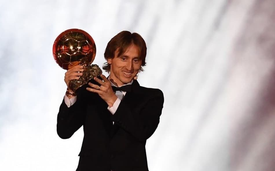 Nesta semana, a revista esportiva 'France Football' realizou a cerimônia de premiação dos melhores jogadores da temporada 2017/18. Como era de se esperar, Luka Modric corroborou seu ano espetacular e levou o prêmio de melhor do mundo para casa, assim como fez com o The Best, entregue pela FIFA. Cristiano Ronaldo e Griezmann completaram o pódio.