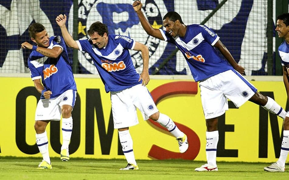 Primeiro gol do Montillo - Cruzeiro x Grêmio (Foto: Gil Leonardi)