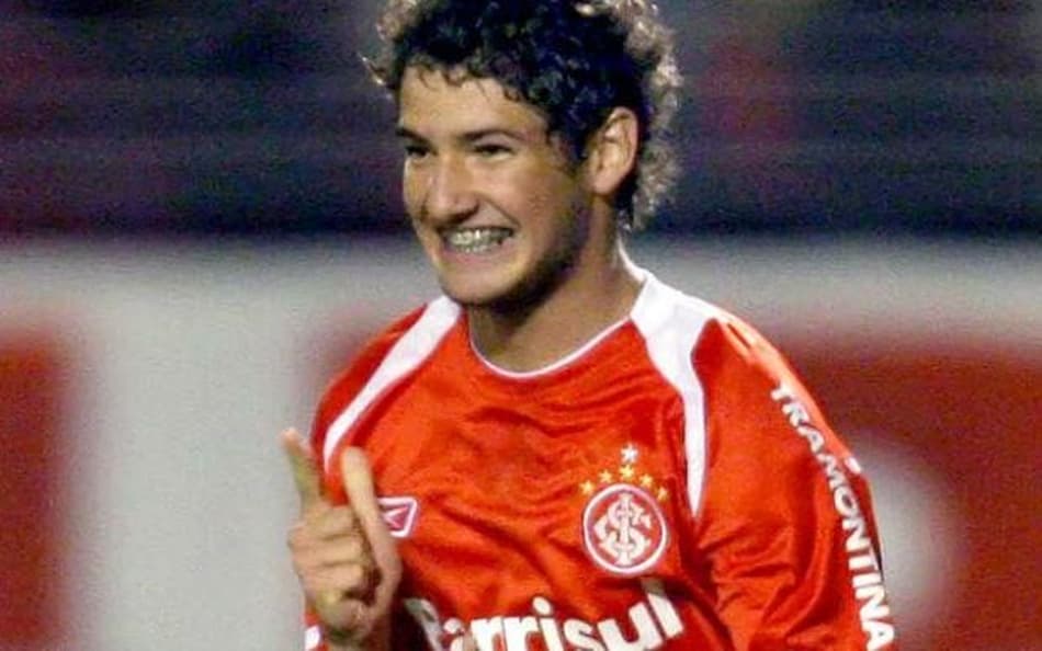 Em 2006, Pato estreou pelo time profissional do Inter com gol na goleada de 4 a 1 contra o Palmeiras